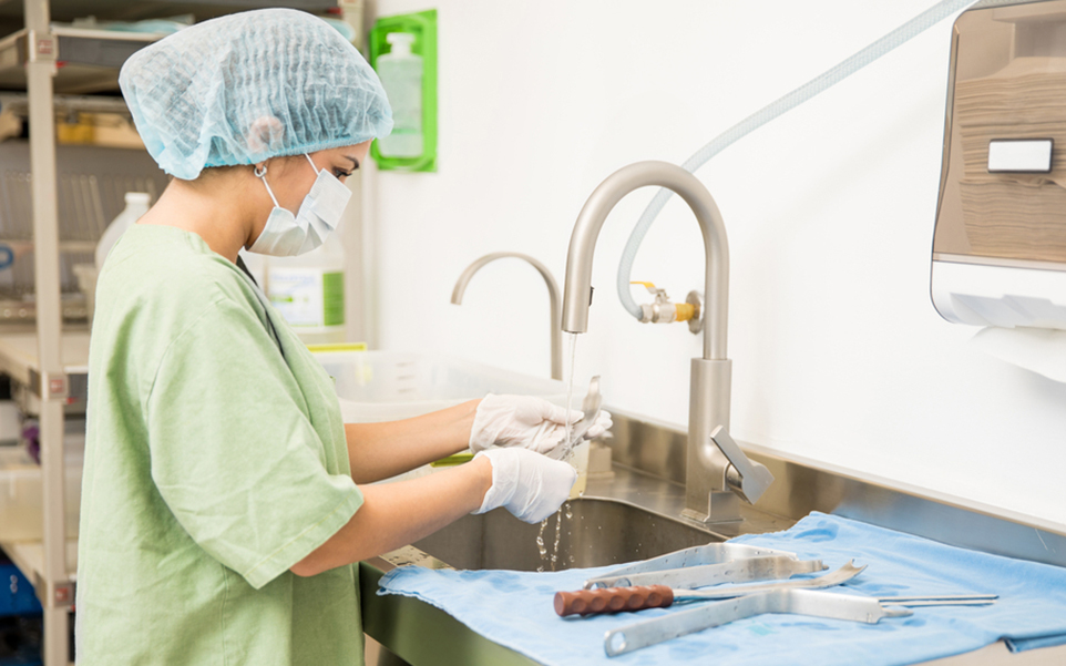 Manipulación y Reprocesamiento de Instrumental Quirúrgico